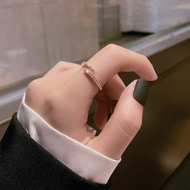 Anillo Abierto Ajustable con Circonita Geométrica
