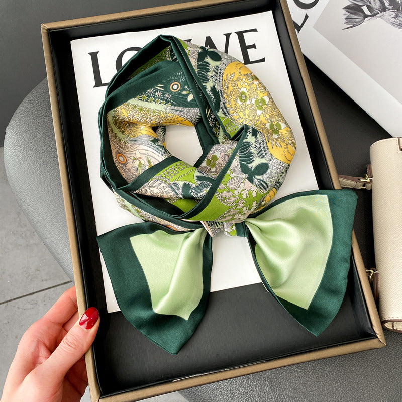 Pañuelo de seda estampado floral – elegancia atemporal y toque de color