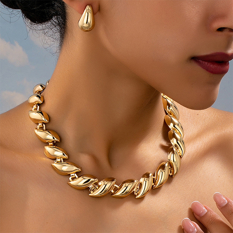 Set collar hoja y pendientes gota – conjunto joya natural y femenino para looks completos